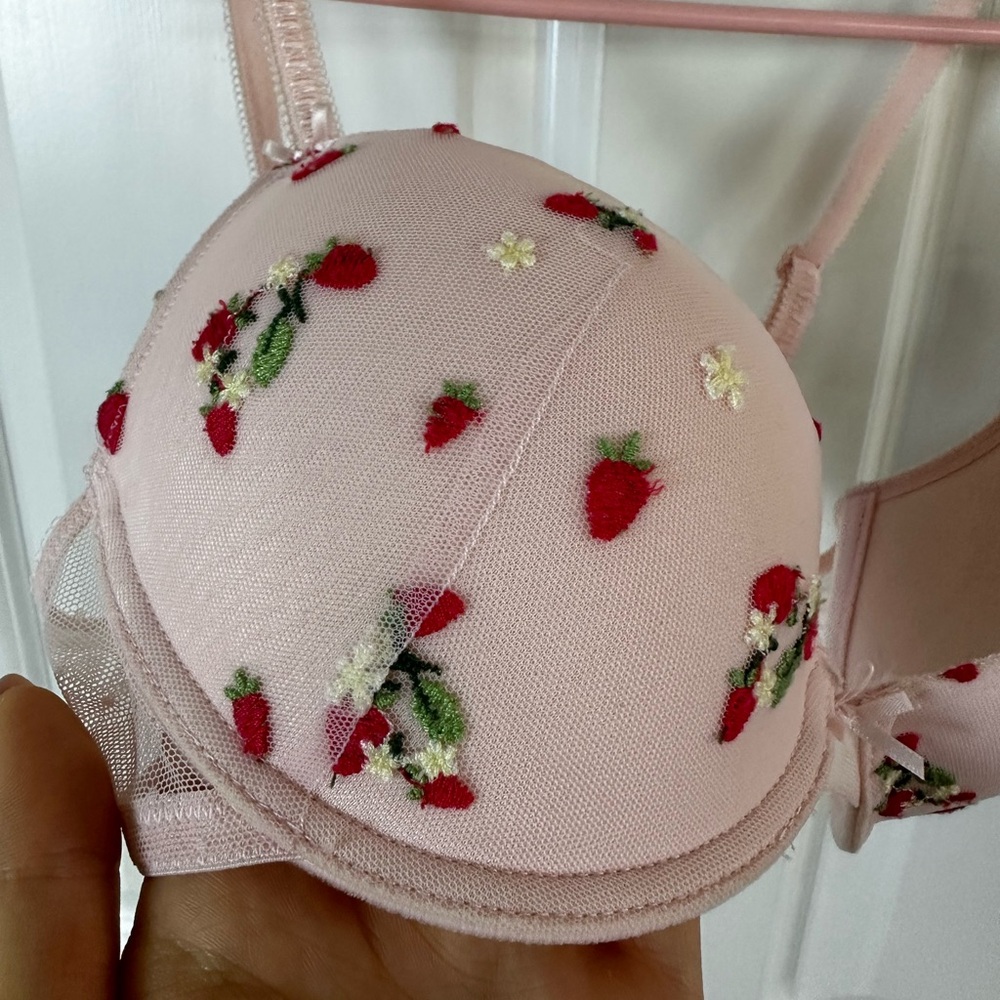 Blush Pink Lingerie Push up brasserie with red strawberry embroidery 32C - Picture 4 of 9